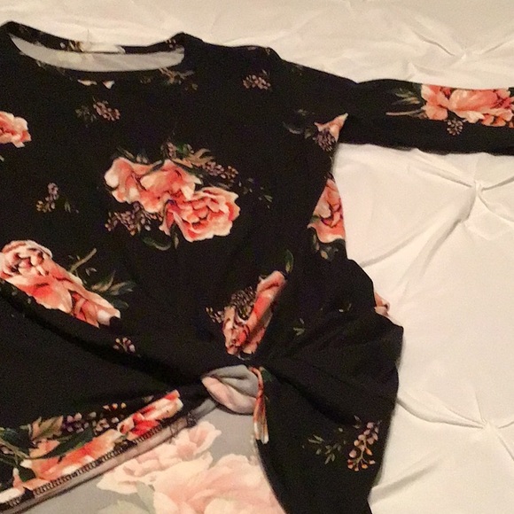 Flowered Top M - Picture 2 of 4